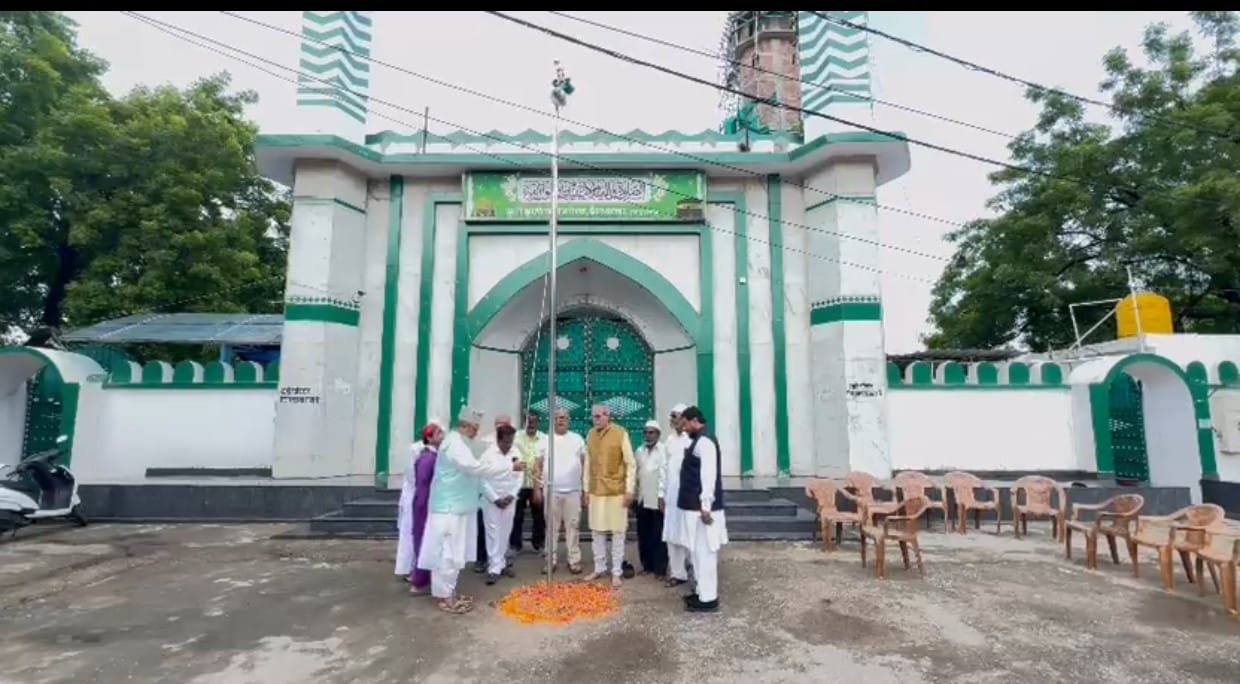 15 अगस्त जामा मस्जिद बैरन बाजार रायपुर मे हर साल की तरह इस साल भी स्वतंत्रता दिवस के अवसर पर तिरंगा झंडा फहराया गया