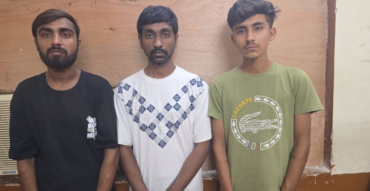 प्रतिबंधित मादक पदार्थ हेरोईन (चिट्टा) के साथ 03 आरोपी गिरफ्तार हेरोईन (चिट्टा) पर लगातार कार्यवाही है जारी थाना तेलीबांधा क्षेत्रांतर्गत काशीनगर स्थित मुक्ति धाम के पास आरोपियों को हेरोईन (चिट्टा) के साथ पकड़ा गया रंगे हाथ।