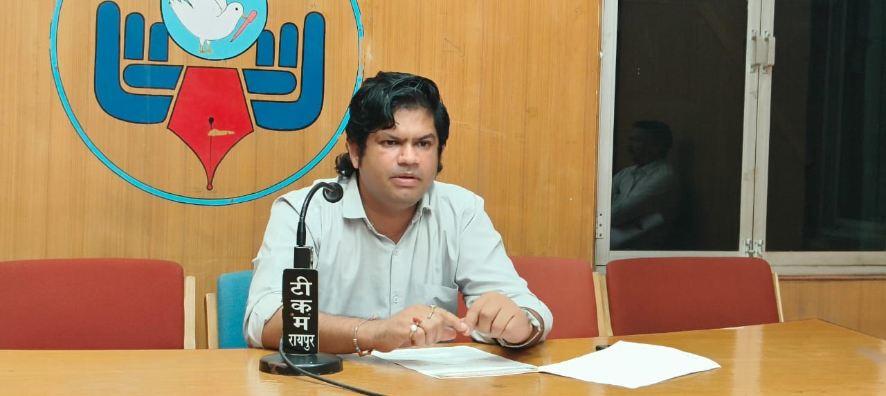 आज दिनांक 18 / 08/ 2025 को रायपुर प्रेस क्लब में सँयुक्त पुलिस कर्मचारी एवं परिवार कल्याण संघ के अध्यक्ष उज्जवल दीवान ने पत्रकार वार्ता कर पुलिस विभाग में व्याप्त अनियमितताओं, जवानों के अधिकारों व सुधार को लेकर शासन व पुलिस प्रशासन पर सीधे सवाल उठा दिए हैं जिसमें मुख्य रूप से निम्न बिंदु रखे गए थे