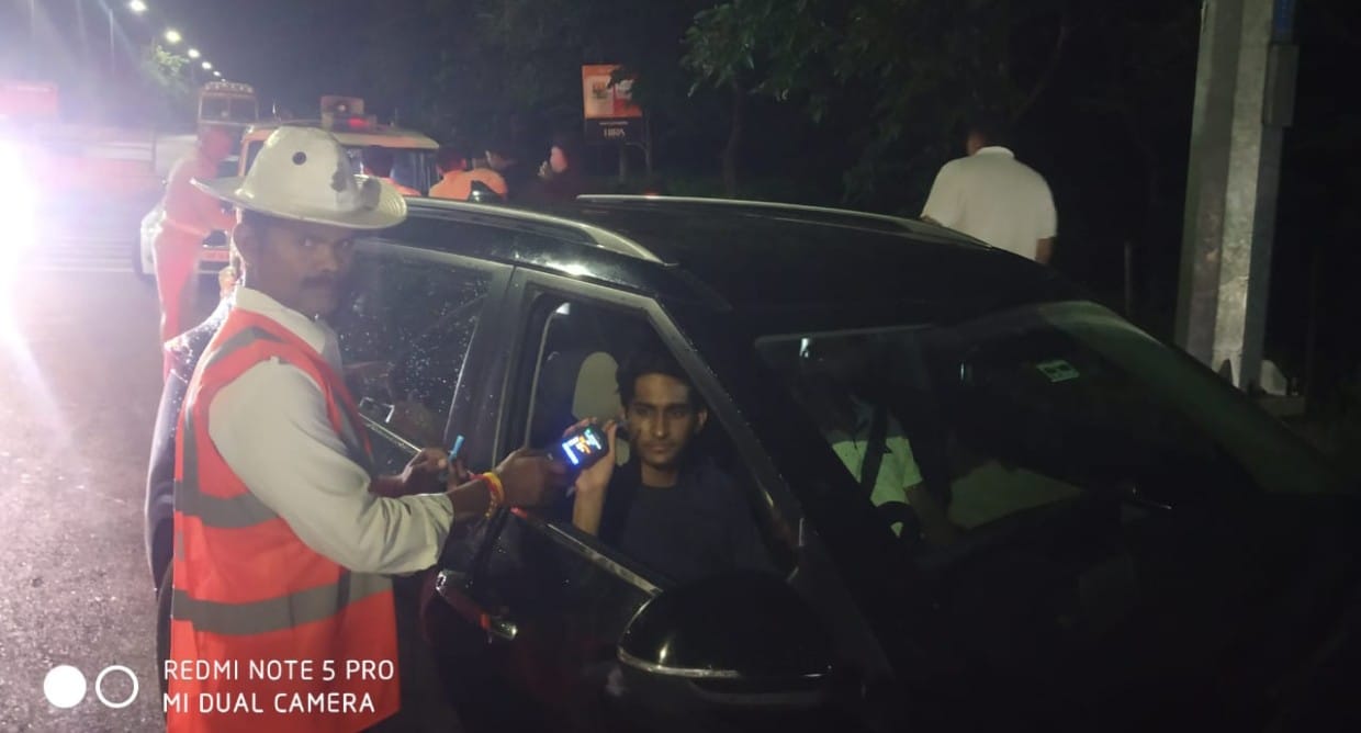 देर रात ड्रंक एंड ड्राइव करने वाले चालकों के विरूद्ध रायपुर पुलिस की अभियान कार्यवाही लगातार जारी रात्रि 11ः00 बजे से 02ः00 बजे तक शहर के अलग-अलग पाइंटो पर बेरिकेटिंग कर चलाया जा रहा चेकिंग अभियान। विगत 02 दिवस के भीतर 23 वाहन चालकों पर कार्यवाही कर प्रकरण निराकरण हेतु कोर्ट भेजा गया।