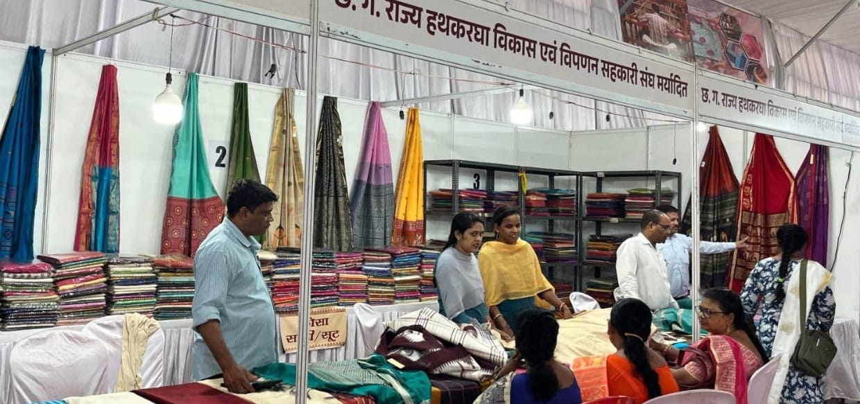 बीटीआई ग्राउण्ड शंकर नगर में लगी ग्रामोद्योग प्रदर्शनी को मिल रहा शानदार प्रतिसाद काटन, कोसा की साड़िया और सूट की महिलाएं जमकर कर रही खरीदी पारंपरिक वस्त्रों की रेंज और ग्रामोद्योग उत्पाद बने आकर्षण का केन्द्र 31 अगस्त तक चलेगी प्रदर्शनी