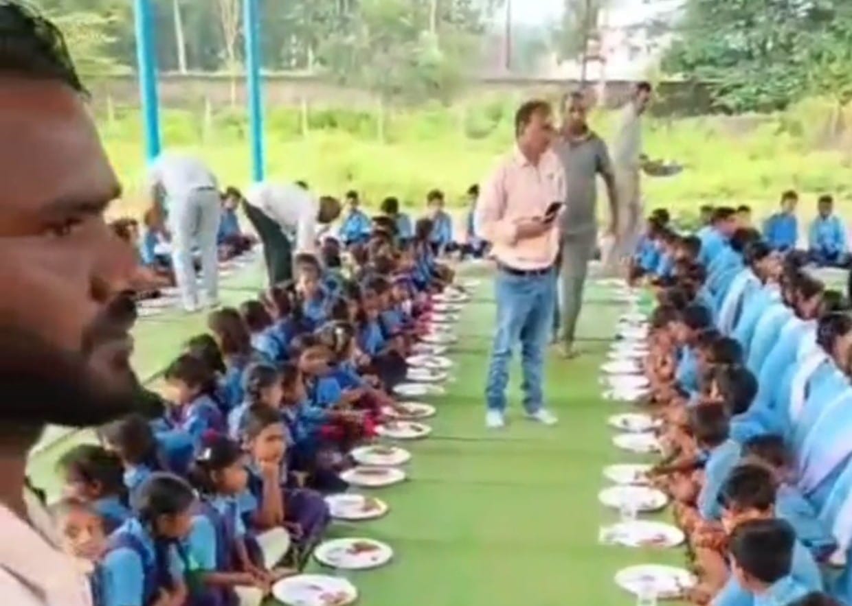 पचेड़ा सरपंच फातिमा फरीद कुरैशी ने स्कूल परिसर मे दिया माता-पिता की स्मृति में न्यूता भोज