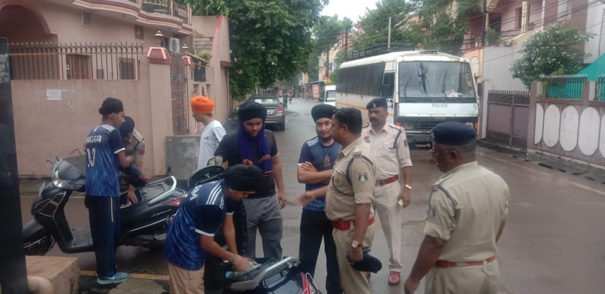 रविवार तड़के प्रातः 05ः00 बजे कबीर नगर क्षेत्र में रायपुर पुलिस की 100 सदस्यीय पुलिस टीम की छापेमार कार्यवाही