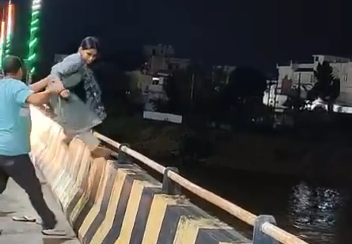 अरपा नदी पुल से कूदकर युवती ने दी जान देने की कोशिश, राहगीरों ने बचाई जान, वीडियो सोशल मीडिया पर वायरल…….