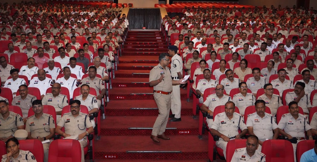 पुलिस महानिरीक्षक रायपुर रेंज रायपुर श्री अमरेश कुमार मिश्रा ने रायपुर जिला पुलिस बल के सभी अधिकारी/कर्मचारियों से मार्गदर्शन सत्र के माध्यम से किया संवाद