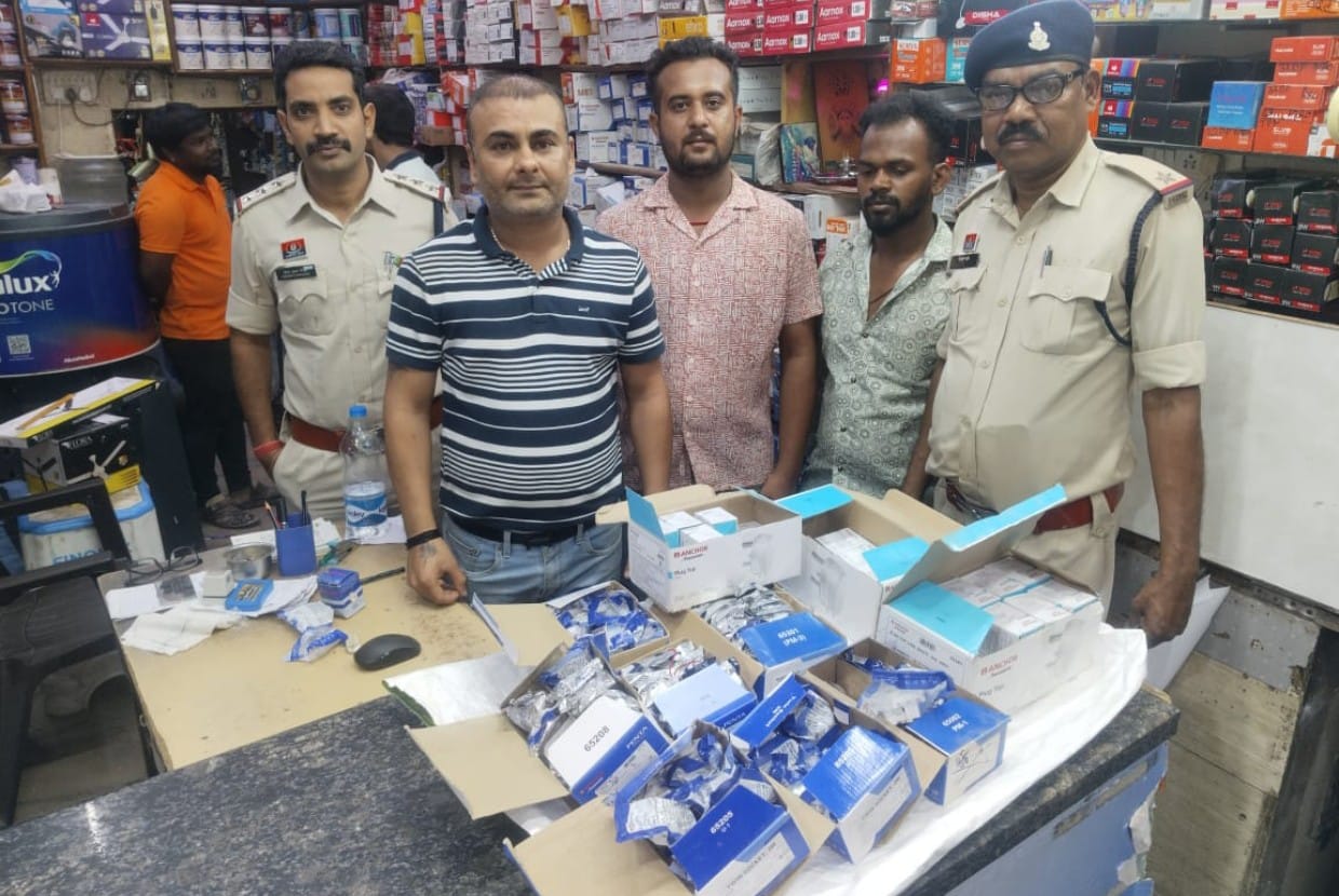 सुंदरानी इलेक्ट्रिकल तेलीबांधा में एंकर कंपनी के नकली उत्पाद बिकी करने पर पुलिस की दबिश