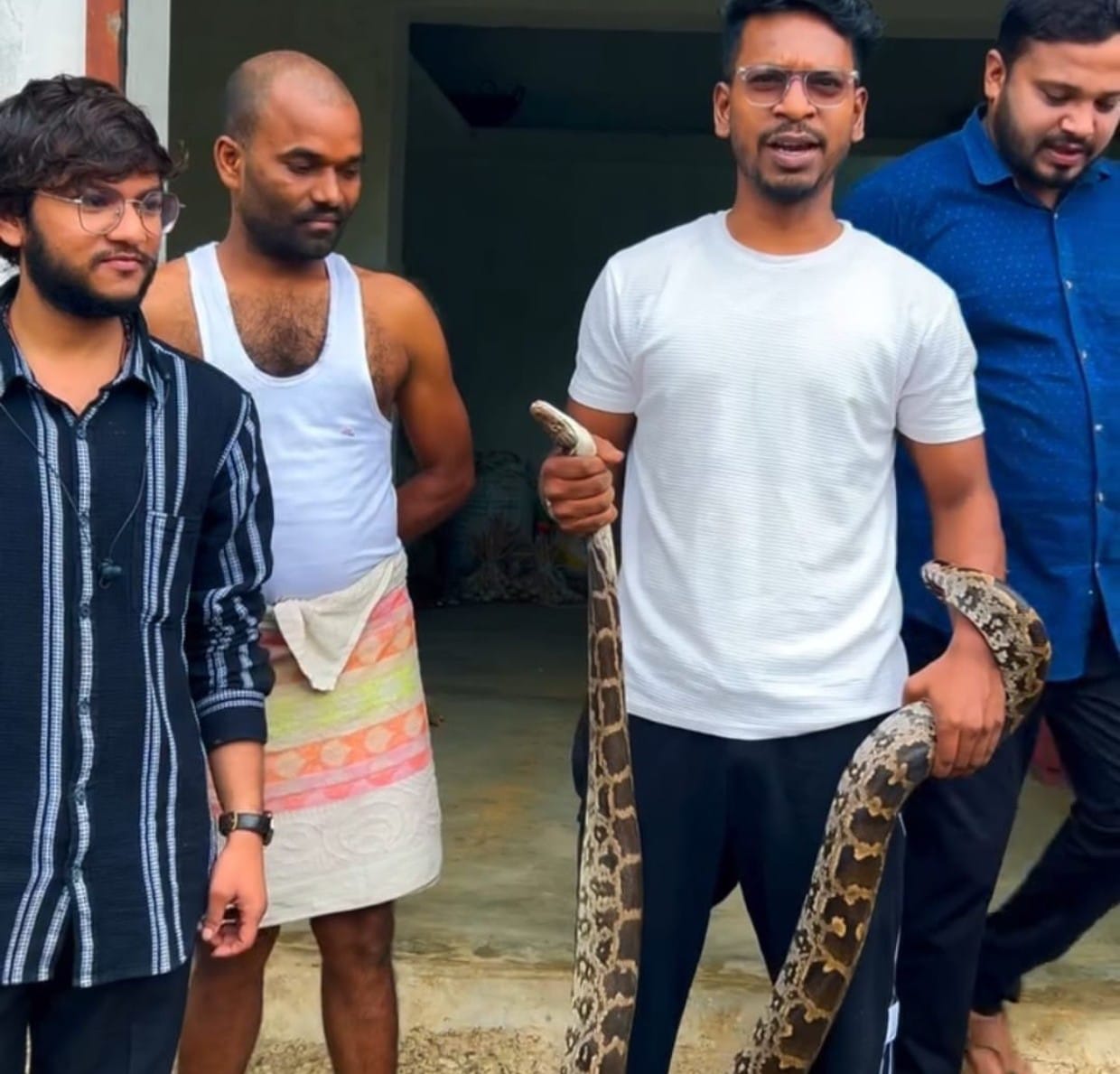 जनपद पंचायत मरवाही के अंतर्गत ग्राम पंचायत बरोर में घर के अंदर मिला 8 फिट लंबा अजगर रेस्क्यू टीम ने किया रेस्क्यू