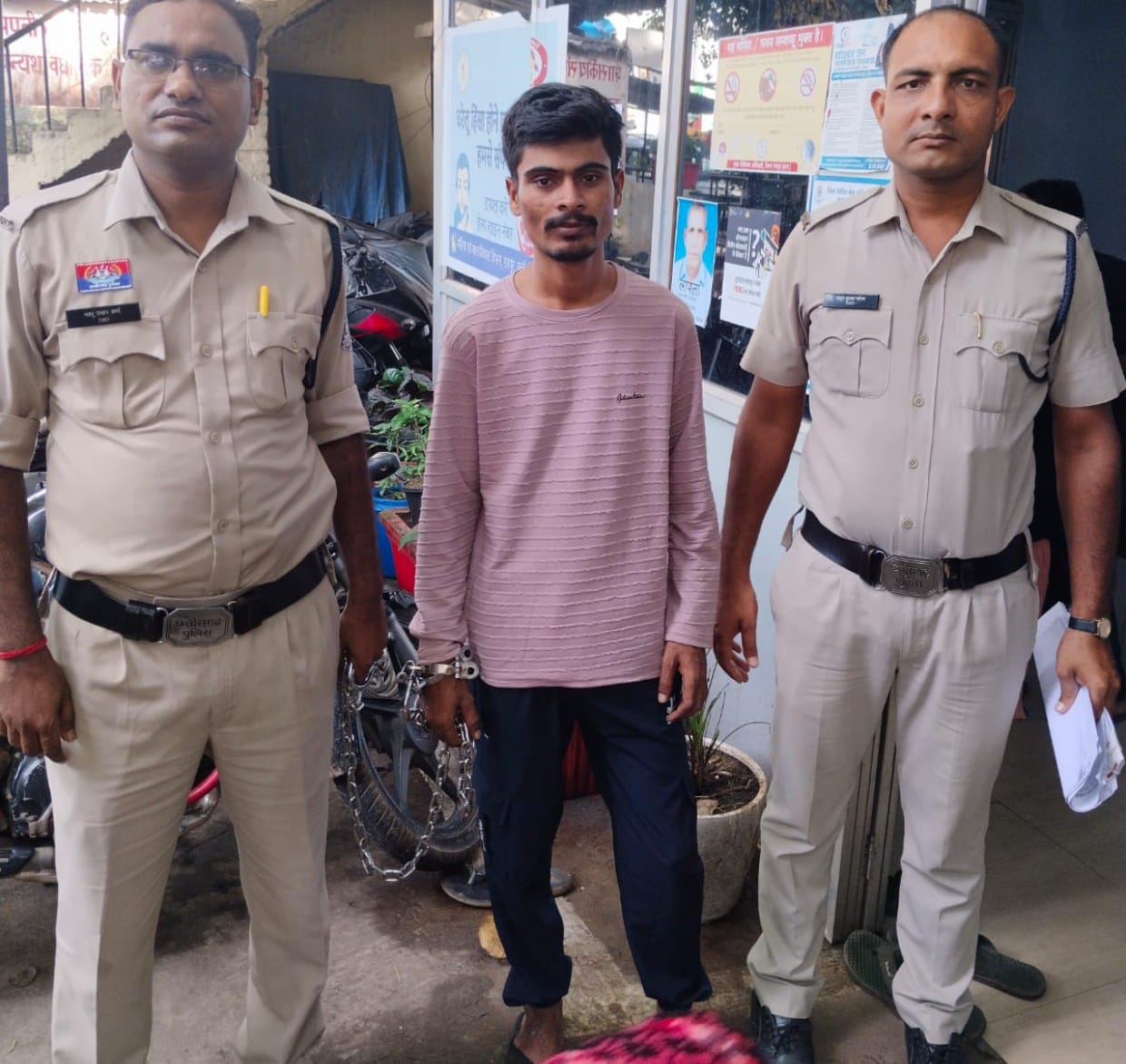 थाना पुरानी बस्ती का गुंडा बदमाश अल्ताफ खान उर्फ बाबू चाकू सहित गिरफ्तार