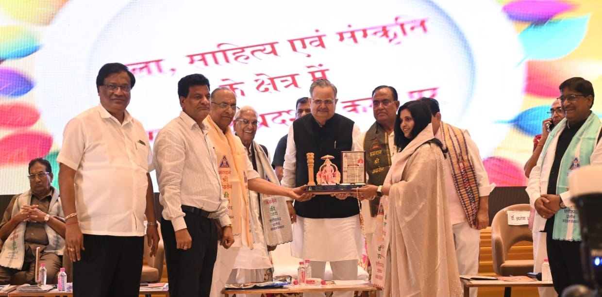 हेल्पिंग हैंड्स क्लब फाउंडेशन महिला विंग की प्रदेश अध्यक्षा बबीता अग्रवाल को मिला राष्ट्रीय अग्र ज्योति अलंकरण सम्मान