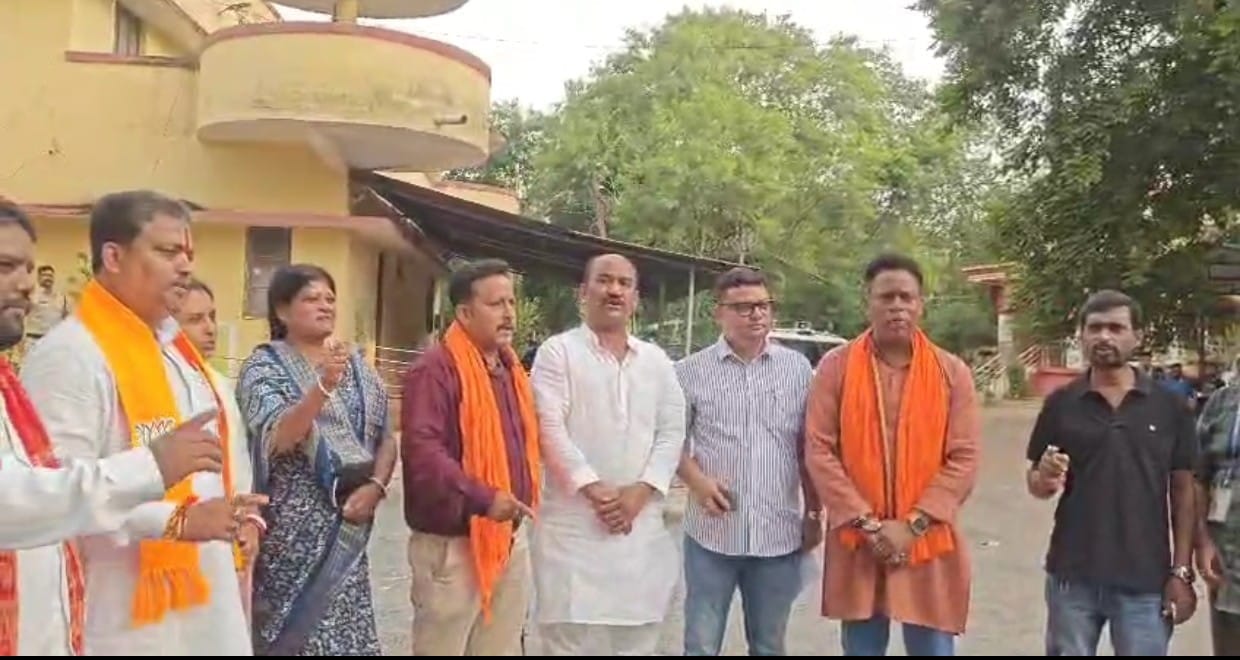गोपाल सामंतों व अंजना गइन ने आज पुलिस अधीक्षक रायपुर के नाम माना पुलिस थाना प्रभारी को लिखित शिकायत पत्र सौंपा