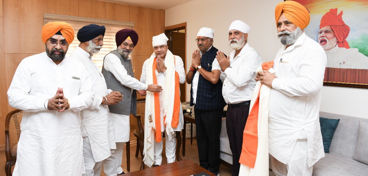 सांसद बृजमोहन अग्रवाल के नेतृत्व में रेल मंत्री अश्विनी वैष्णव से मिले सिख समाज के लोग