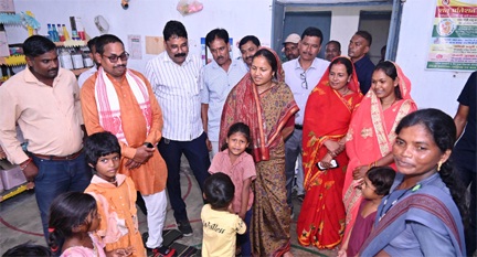 महिला एवं बाल विकास मंत्री लक्ष्मी राजवाड़े ने धरसेड़ी आंगनबाड़ी केंद्र का औचक निरीक्षण किया
