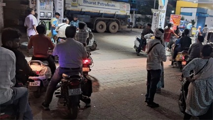 ‘नो हेलमेट, नो पेट्रोल’ अभियान पहले दिन ही फेल!