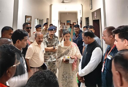 बाढ़ में बही पुस्तकें, टेबलेट भी हुआ खराब, पर नहीं रुकेगी पूनम की प्रतियोगी परीक्षा की तैयारी