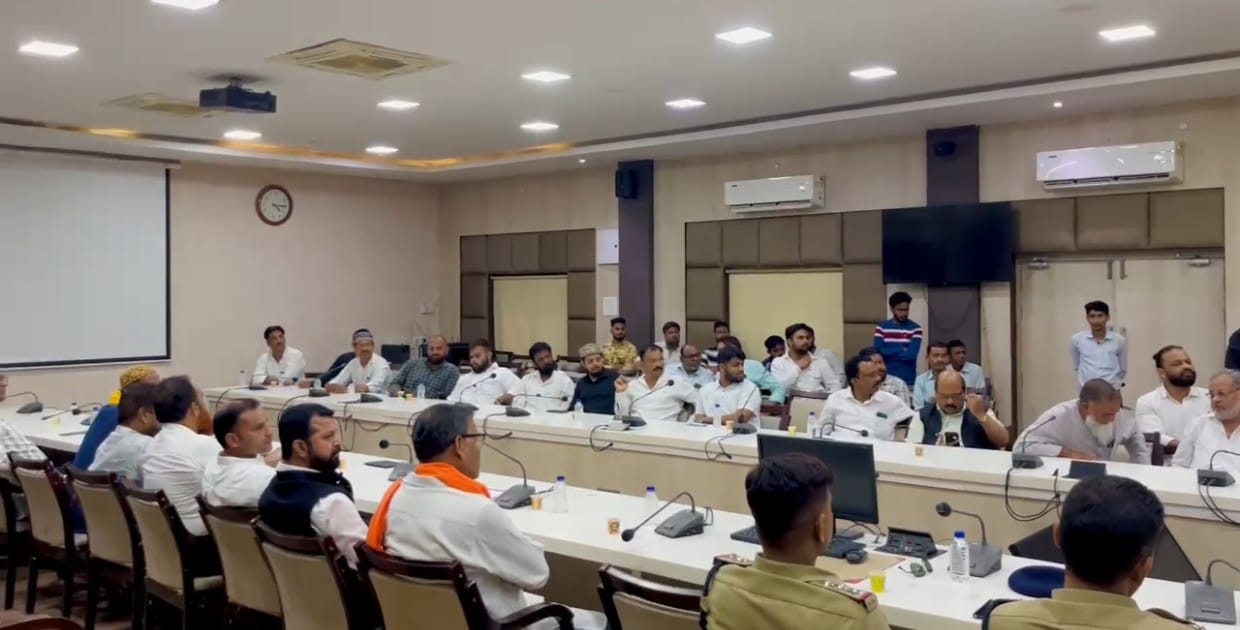 ईद मिलादुन्नबी जुलूस सुबह 7 बजे, आज शांति समिति की बैठक सम्पन्न हुई जिसमें पुलिस एवं प्रशासन के अधिकारियों ने भाग लिया तथा पूर्ण सहयोग का आश्वासन दिया
