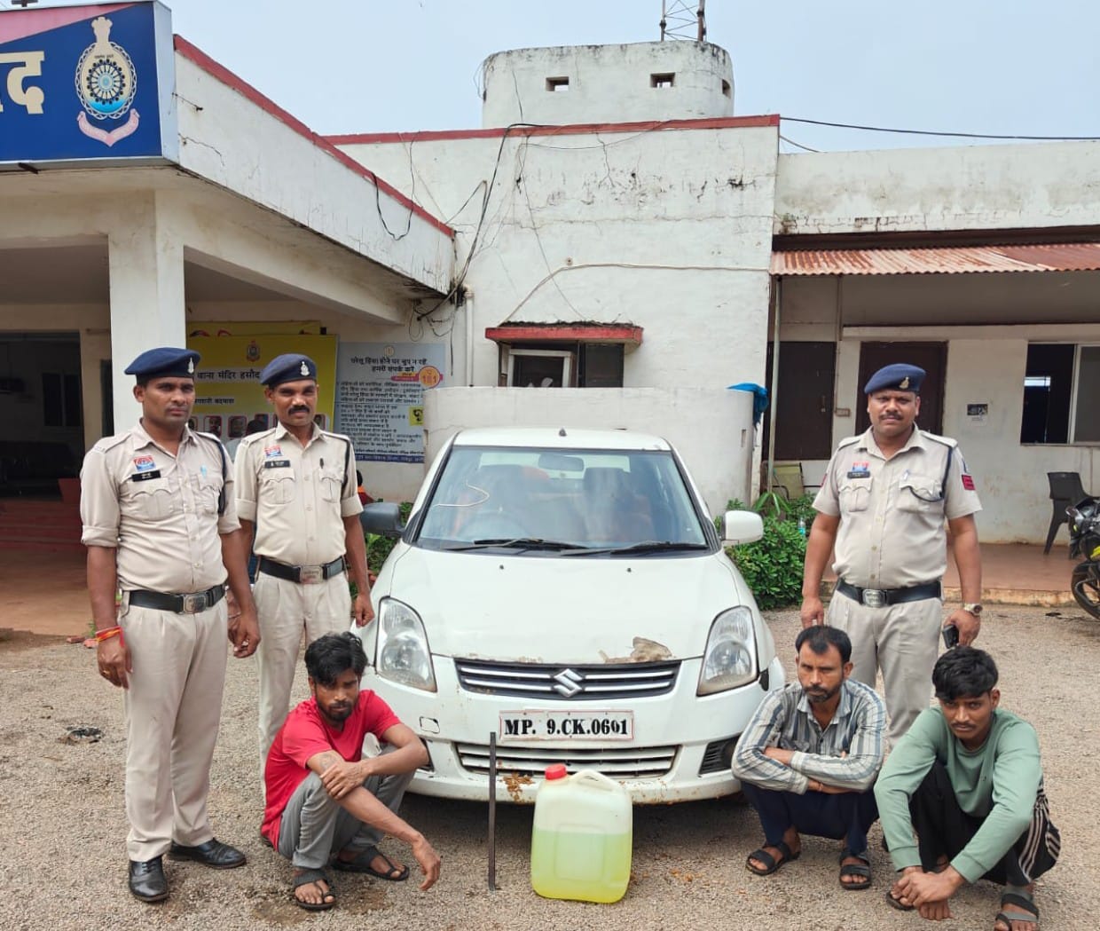 मालवाहक वाहनों से डीजल चोरी करने वाले अंतर्राज्यीय गिरोह का पर्दाफाश03 आरोपी एवं 01 विधि के साथ संघर्षरत बालक सहित कुल 04 गिरफ्तार*नैशनल हाईवे पर खड़ी हैवी वाहनों से रात में करते थे डीजल चोरीथाना मंदिर हसौद पुलिस की कार्यवाही
