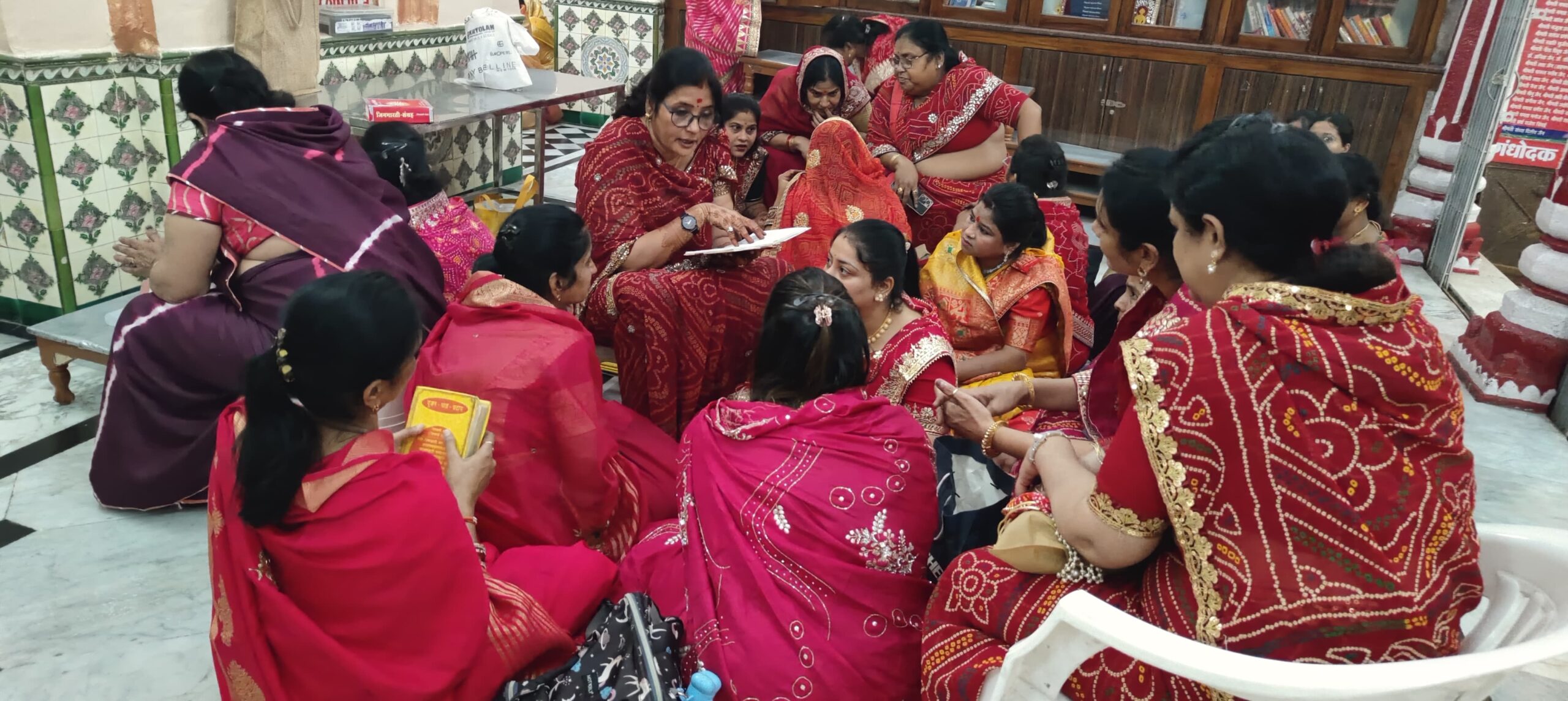 पर्यूषण पर्व के छठे दिन मना सुगंध दशमी पर्व जैन समाज की महिलाओं ने सुहाग दशमी व्रत कर जिनेन्द्र प्रभु की आराधना की।