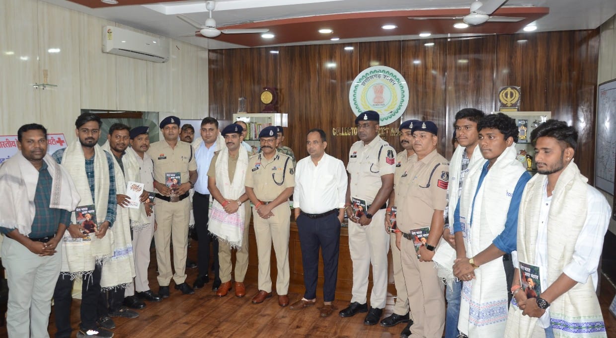 बेबीलॉन टावर में अग्नि दुर्घटनामुख्यमंत्री श्री साय के निर्देश पर त्वरित रेस्क्यू ऑपरेशनटावर में मौजूद सभी लोगों को सुरक्षित निकाला गयारेस्क्यू ऑपरेशन में शामिल जाबांज युवाओं को कलेक्टर-एसएसपी ने किया सम्मानित कलेक्टर ने कहा कि ऐसे जाबांज युवा समाज के लिए प्रेरणास्त्रोत