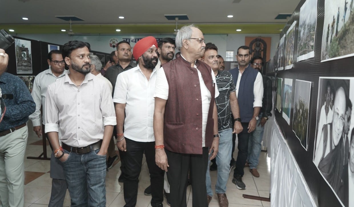 रायपुर प्रेस क्लब में फोटोग्राफी प्रतियोगिता एवं प्रदर्शनी का शुभारंभ,सांसद बृजमोहन अग्रवाल ने किया उद्घाटन, स्व. विनय शर्मा को दी श्रद्धांजलि