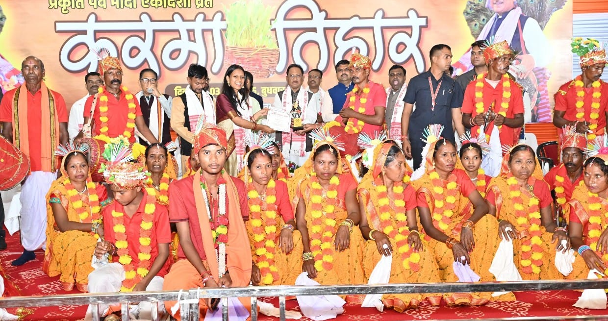 संस्कृति एवं परंपरा को जीवंत बनाए रखना न केवल हमारी जिम्मेदारी बल्कि नैतिक कर्तव्य भी – मुख्यमंत्री श्री सायकरमा तिहार के रंग में डूबा मुख्यमंत्री निवास मुख्यमंत्री करमा तिहार 2025 कार्यक्रम में हुए शामिल, करमा दलों को सम्मानित कर किया प्रोत्साहित