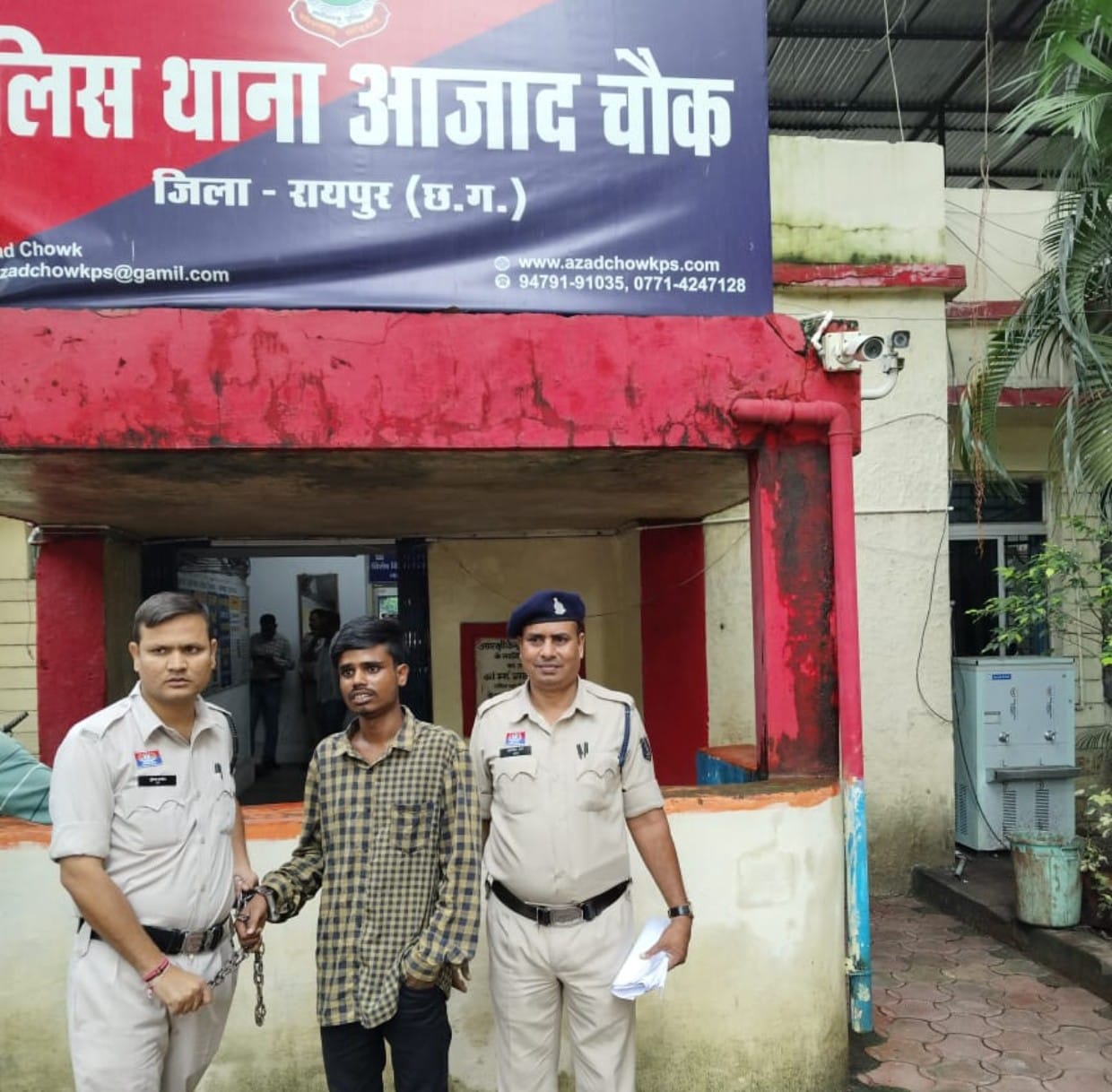 चाकू लहराकर आम जनता को डराते-धमकाते आरोपी गिरफ्तार, थाना आजाद चौक