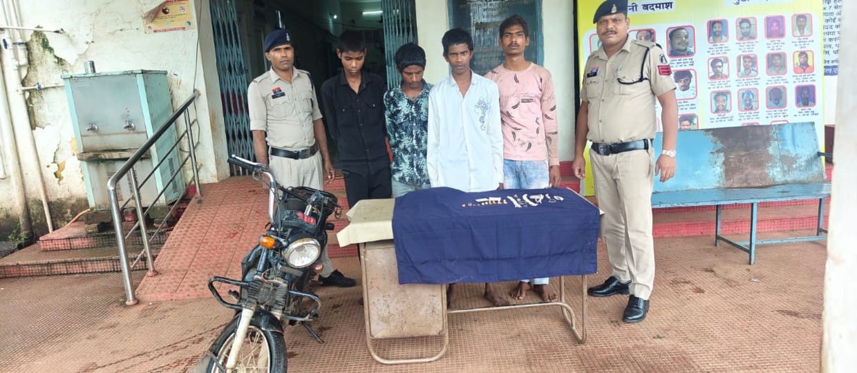 थाना मंदिरहसौद क्षेत्रांतर्गत ज्वेलरी दुकान में चोरी की घटना को अंजाम देने वाले 04 आरोपी गिरफ्तार