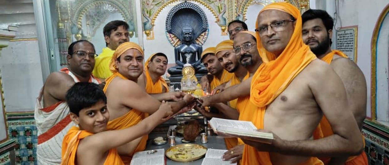 दश लक्षण पर्यूषण महापर्व के अंतिम दिन अनंत चतुर्दशी पर 12 वे तीर्थंकर श्री वासुपूज्य भगवान का मोक्ष कल्याणक दिवस मनाकर निर्वाण लाडू चढ़ाया गया।
