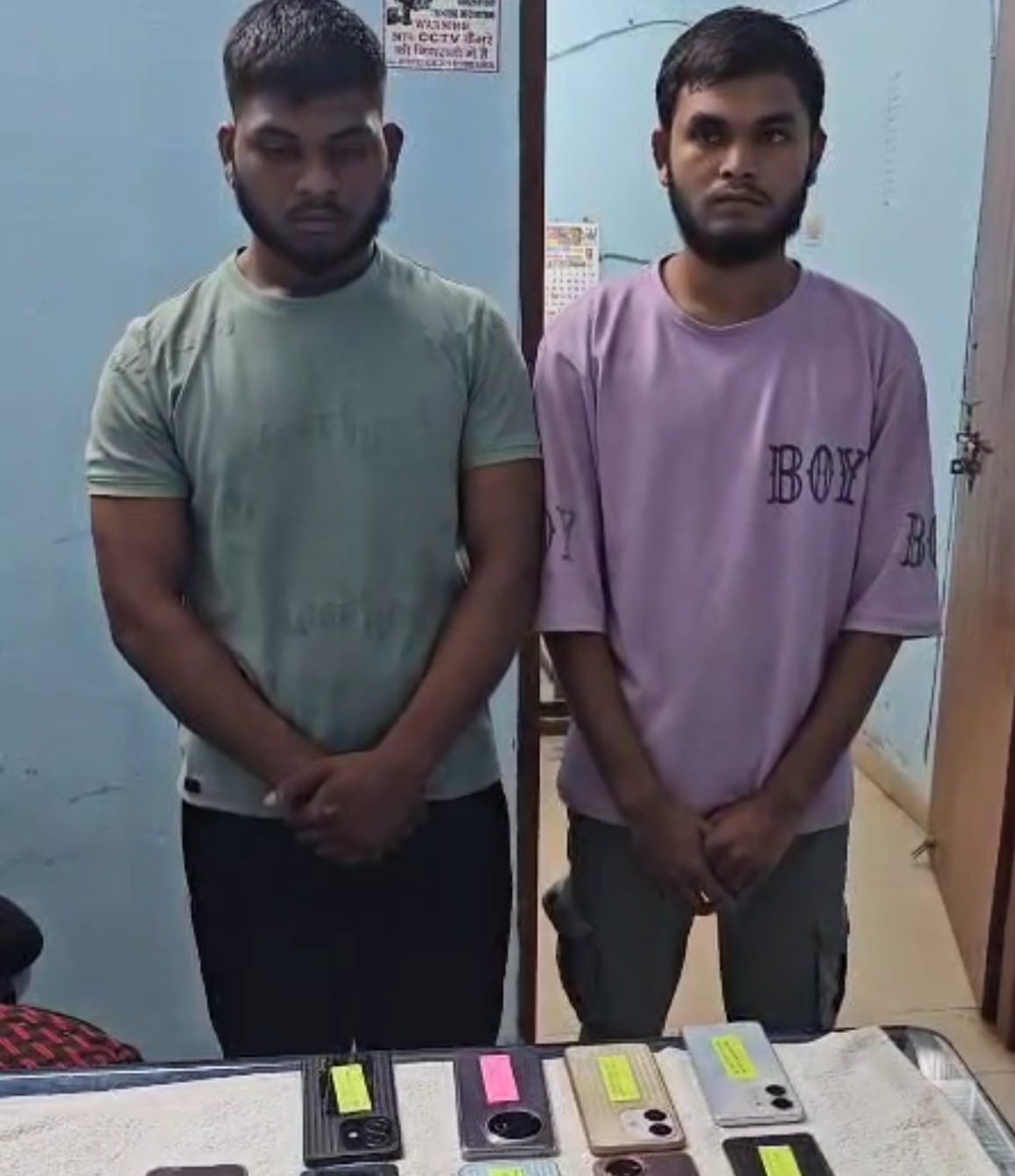 मोबाईल दुकान में चोरी की घटना को अंजाम देने वाले 02 आरोपी एवं विधि के साथ संघर्षरत 01 बालक सहित कुल 03 गिरफ्तार,,थाना आरंग