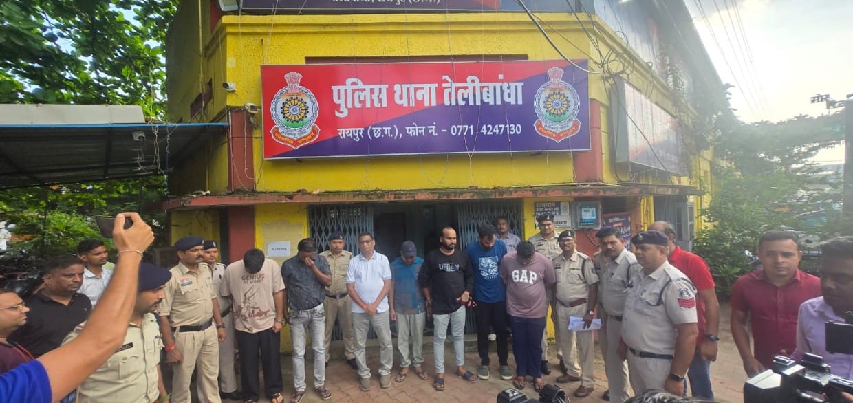 स्ट्रेन्जर हाउस/पूल पार्टी का आयोजन करने वाले आयोजक सहित आधा दर्जन से अधिक आरोपी गिरफ्तार
