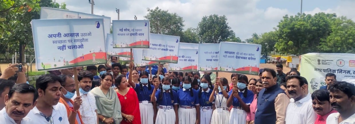 आज दिनांक 17,09,2025 माननीय प्रधानमंत्री श्री नरेंद्र मोदी जी के 75 वे जन्म दिन के अवसर पर महादेव घाट सुलभ शौचालय परिसर एवं अन्य स्थानों पर स्वच्छता अभियान