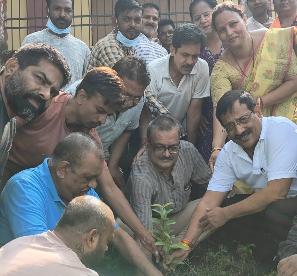 स्वच्छता पखवाड़ा कार्यक्रम में जवाहर नगर मंडल द्वारा हांडी तालाब में चलाया सफाई अभियान,स्वच्छता की शपथ लेकर सभी ने एक पेड़ मां के नाम से पौधे भी रोपे।