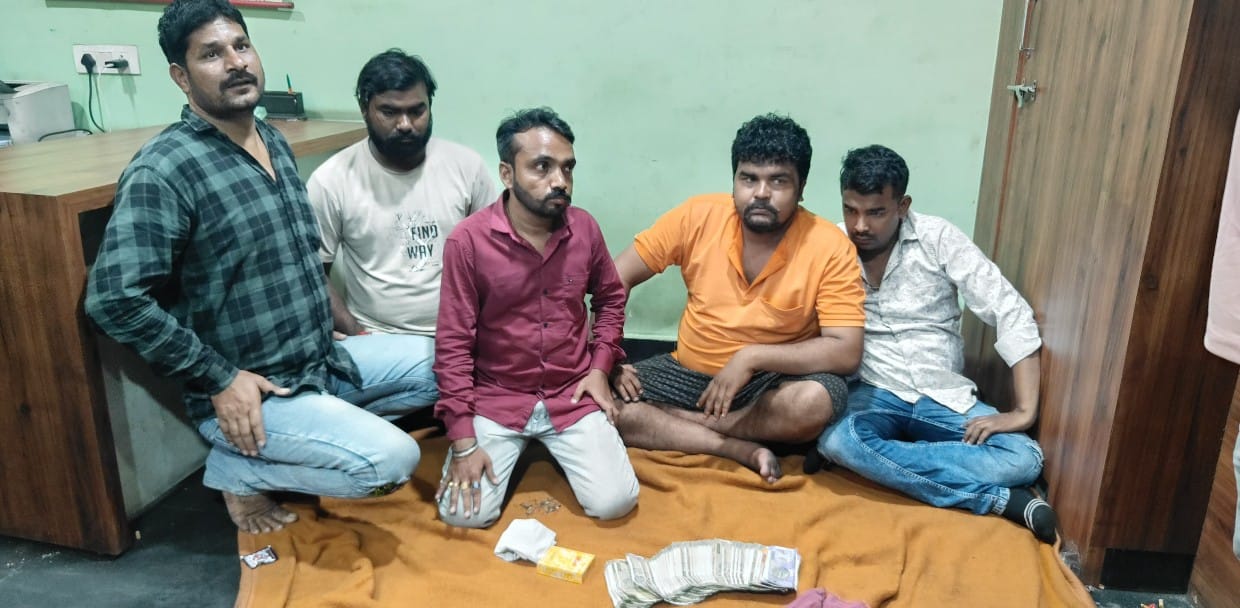 जुआ खेलते 05 जुआरी गिरफ्तार जुआरियों के कब्जे से नगदी रकम 63,500/-रूपये किया गया जप्तथाना खमतराई क्षेत्रांतर्गत रांवाभाठा ट्रांसपोर्ट नगर में जुआ खेलते 05 जुआरियों को किया गया गिरफ्तार।