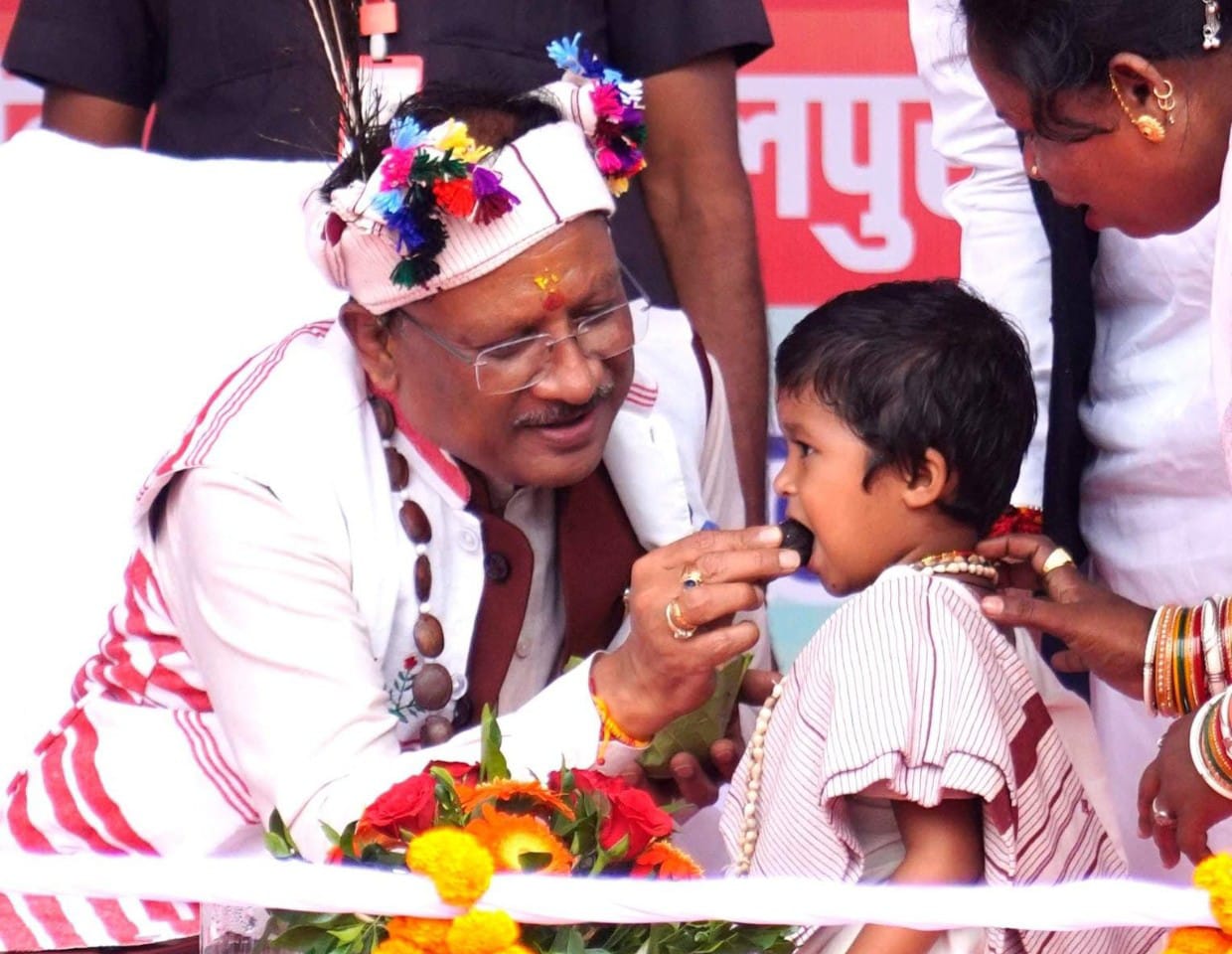 मुख्यमंत्री श्री विष्णुदेव साय का आत्मीय और वात्सल्यपूर्ण व्यवहार : नन्ही बच्ची भूमिका बघेल को दुलारते हुए खिलाया महुआ लड्डू