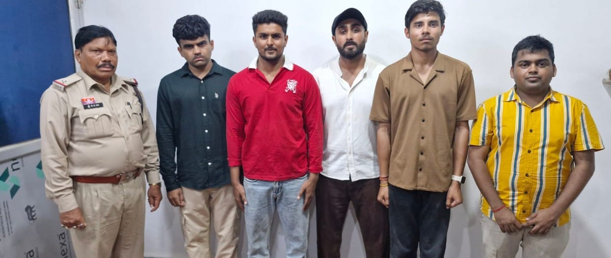 थाना खरोरा पुलिस द्वारा बीच सड़क पर रास्ता जाम कर केक काटने वाले आरोपियों को किया गया गिरफ्तार