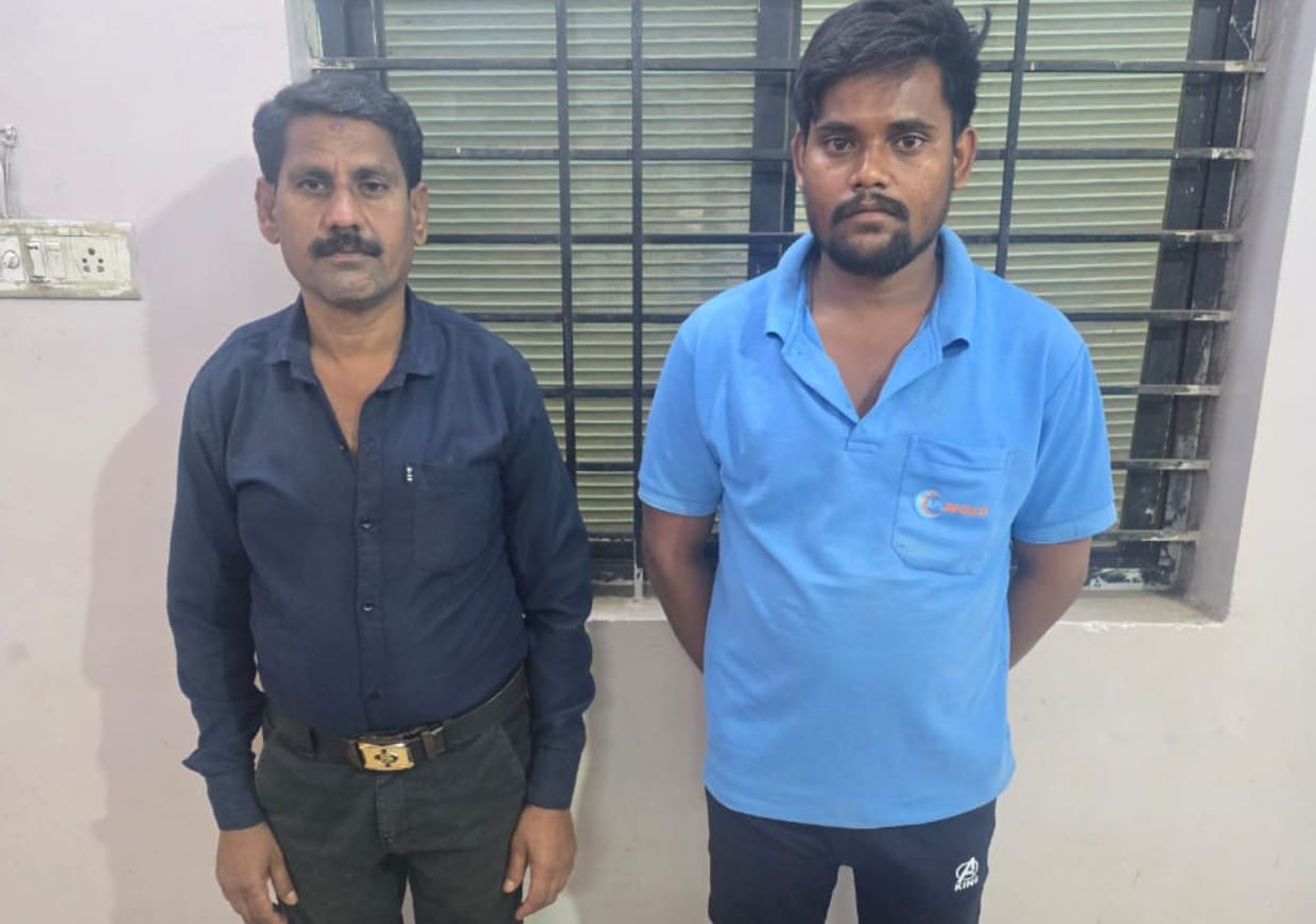 डेढ़ वर्ष पूर्व हत्या कर, हत्या को आत्महत्या का रूप देने वाले आरोपी पिता एवं पुत्र गिरफ्तर थाना खमतराई क्षेत्रांतर्गत उरकुरा में जनवरी 2024 में दिये थे कान्ति साहू की हत्या की घटना को अंजाम।