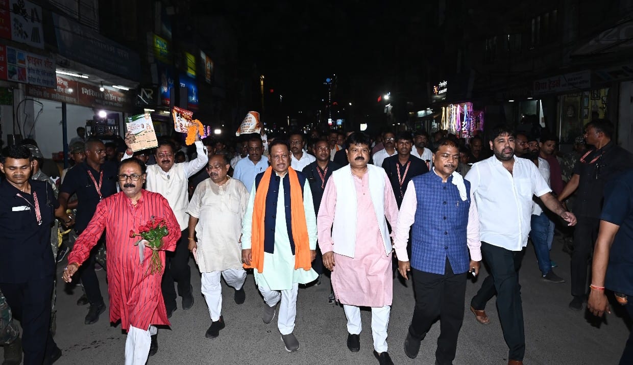 जीएसटी बचत उत्सव का जायजा लेने बाजार पहुंचे मुख्यमंत्री श्री सायरायपुर शहर के जयस्तंभ चौक से लेकर गुरुनानक चौक तक मुख्यमंत्री श्री साय का गर्मजोशी से हुआ अभूतपूर्व स्वागत