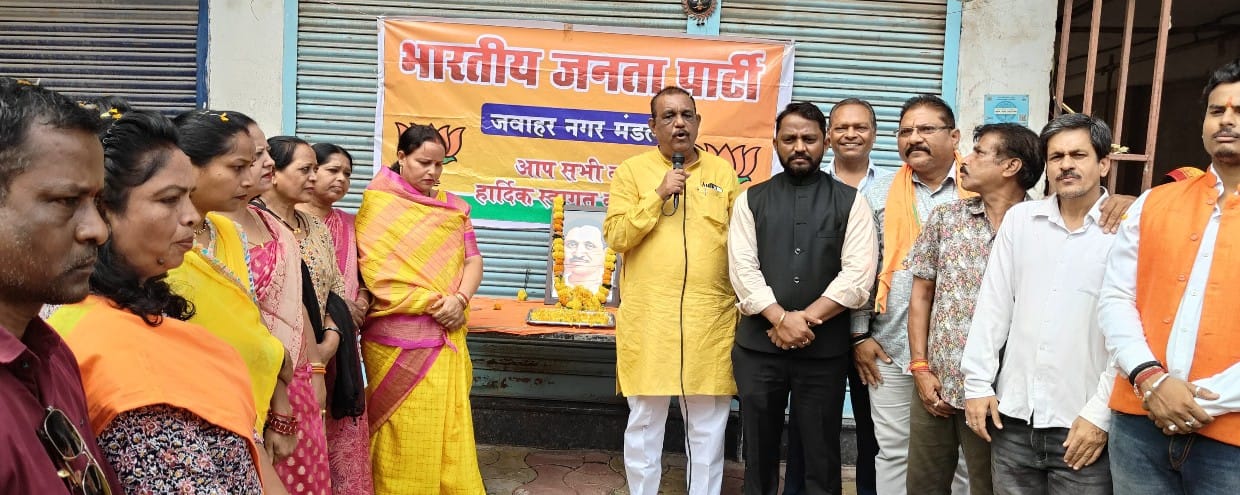 जवाहर नगर मंडल द्वारा तात्यापारा वार्ड में पंडित दीनदयाल जी की 109 वीं जयंती पर माल्यार्पण,पुष्पांजलि सभा का आयोजन किया गया।
