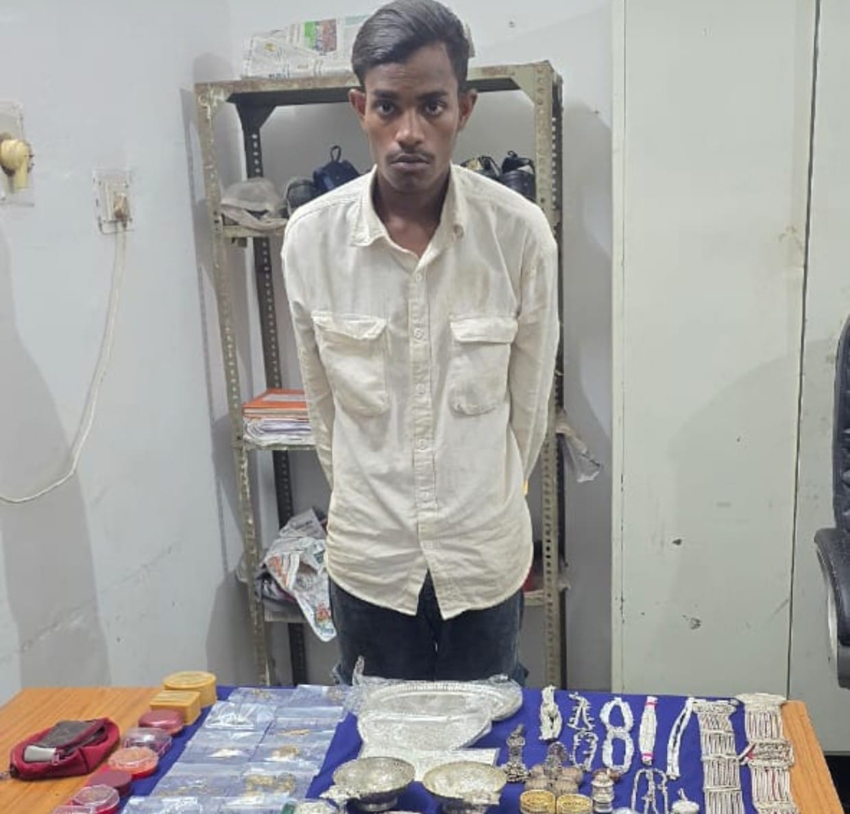 सूने मकान का कुंदा उखाड़कर चोरी करने वाला आरोपी चंदन चेलक गिरफ्तार, माना थाना
