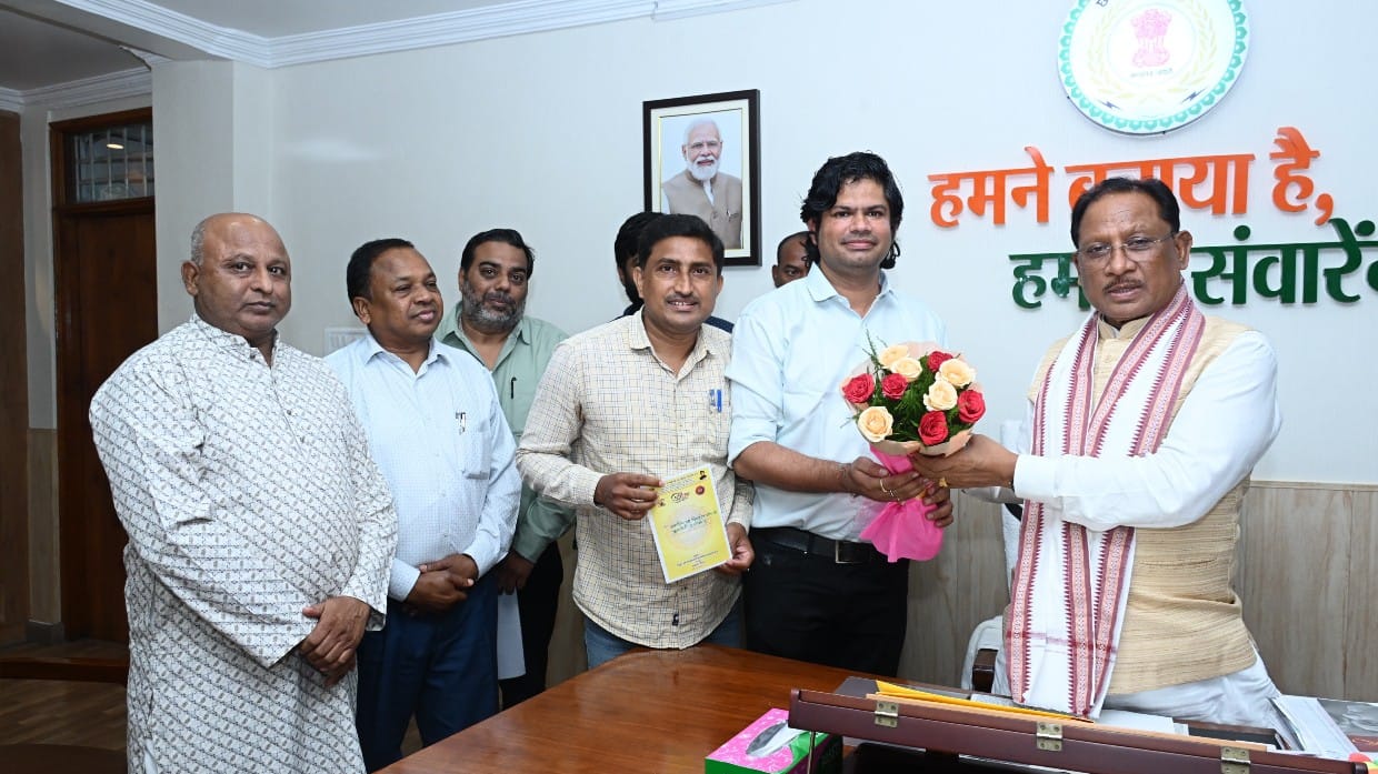 मुख्यमंत्री विष्णुदेव साय जी को सँयुक्त पुलिस कर्मचारी एवं परिवार कल्याण संघ” के सम्मेलन में शामिल होने उज्जवल दीवान व संगठन के पदाधिकारियों ने दिया आमंत्रण