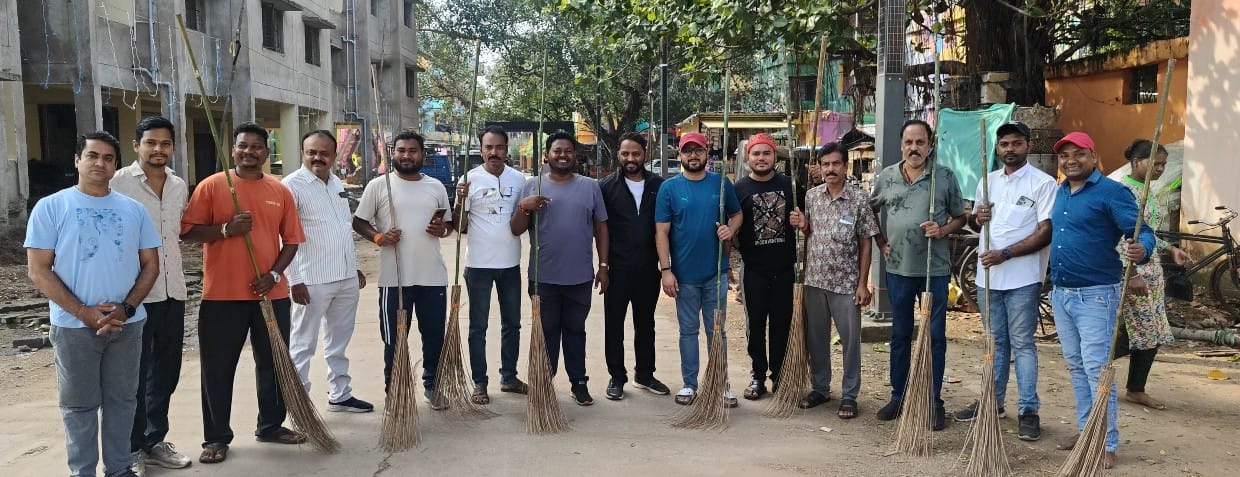 सेवा पखवाड़ा 2025:– जवाहर नगर मंडल ने उत्तर विधान सभा अंतर्गत अबुल रऊफ वार्ड 46 के राजीव आवास परिसर में सफाई अभियान चला कर साफ सफाई की विधायक प्रतिनिधि पीयूष मिश्रा ने स्वच्छता की शपथ दिलवाई।