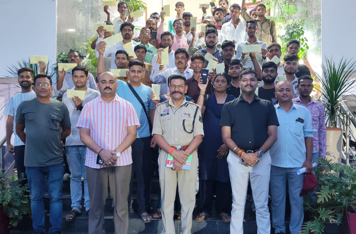 रायपुर पुलिस द्वारा लगभग 20 लाख रूपये कीमत के गुम हुए कुल 100 नग मोबाईल फोन को ढूंढ कर मोबाईल फोन स्वामियों को किया गया सुपुर्द