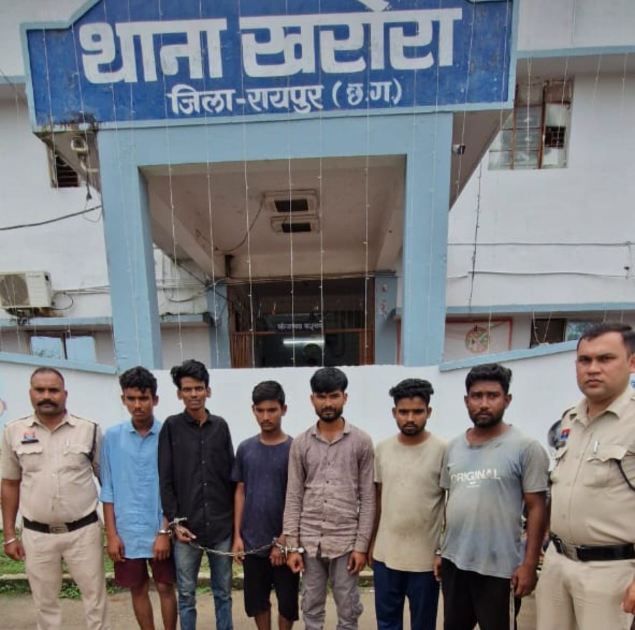 बकरा/बकरी चोरी करने वाले क्रेता सहित आधा दर्जन आरोपी गिरफ्तारथाना खरोरा क्षेत्रांतर्गत ग्राम बिठिया में दिये थे बकरा/बकरी चोरी की घटना को अंजाम।प्रकरण में 05 आरोपियों एवं 01 क्रेता सहित कुल 06 आरोपियों को किया गया गिरफ्तार।