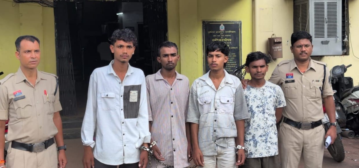 हत्या कर, हत्या की घटना को आत्महत्या का रूप देने वाले 04 आरोपी गिरफ्तार मृतक की हत्या कर हत्या को आत्महत्या का रूप देने हेतु शव को फेंक दिये थे रेलवे पटरी में क्षणिक विवाद बना हत्या का कारण।
