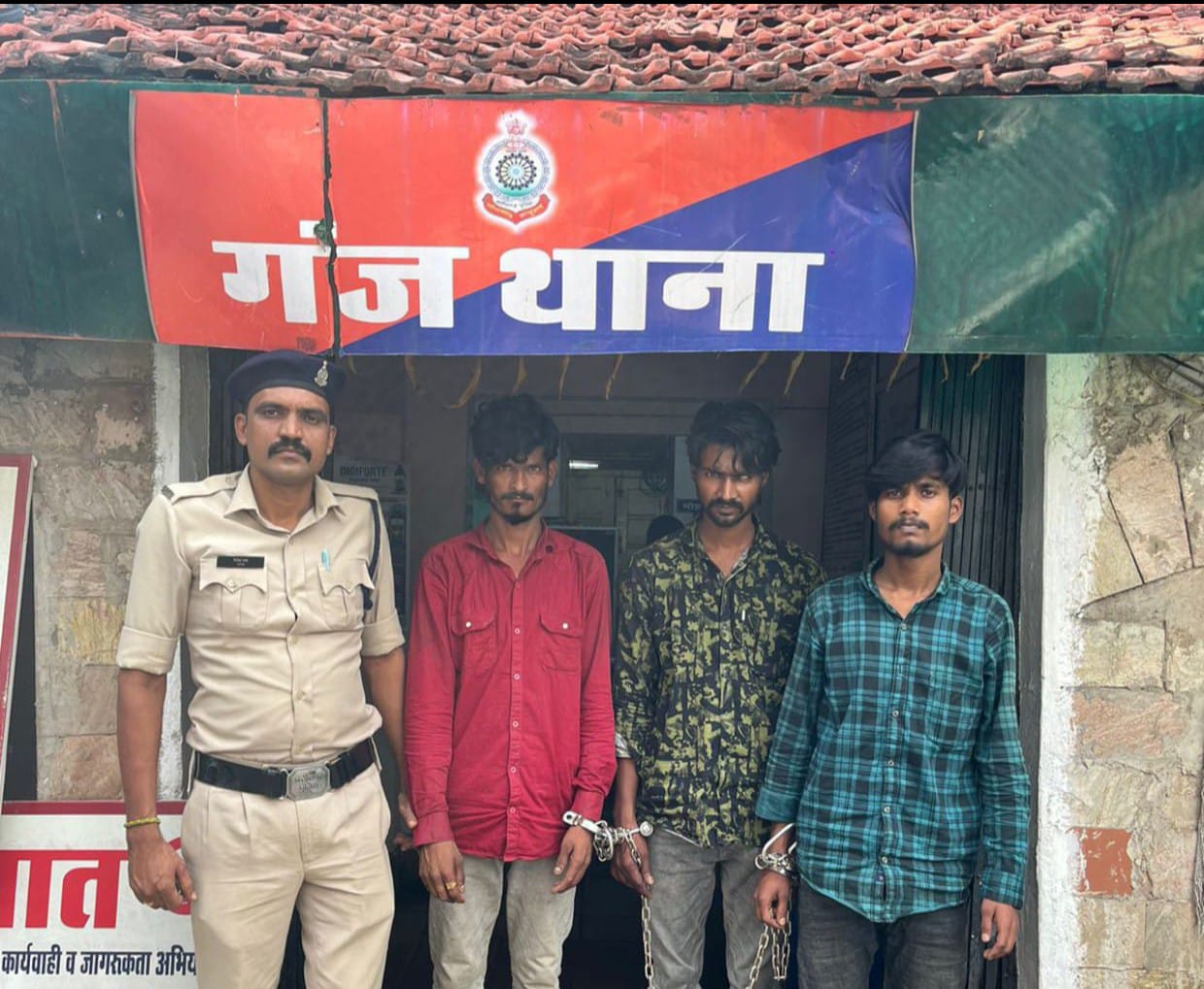 OPERATION NISCHAY गांजा तस्करी करते 03 अंतर्राज्यीय गांजा तस्कर गिरफ्तार थाना गंज क्षेत्रांतर्गत तेलघानी नाका चौक ओवरब्रिज के नीचे तस्करों को पकड़ा गया गांजा के साथ रंगे हाथ।