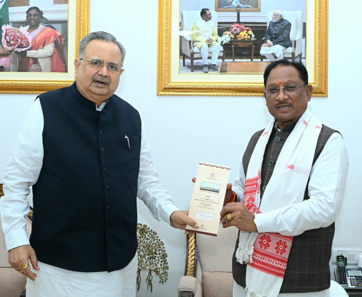 मुख्यमंत्री श्री विष्णु देव साय को विधानसभा अध्यक्ष डॉ. रमन सिंह ने नवीन विधानसभा भवन के लोकार्पण समारोह में शामिल होने का दिया आमंत्रण रायपुर, 29 अक्टूबर 2025/