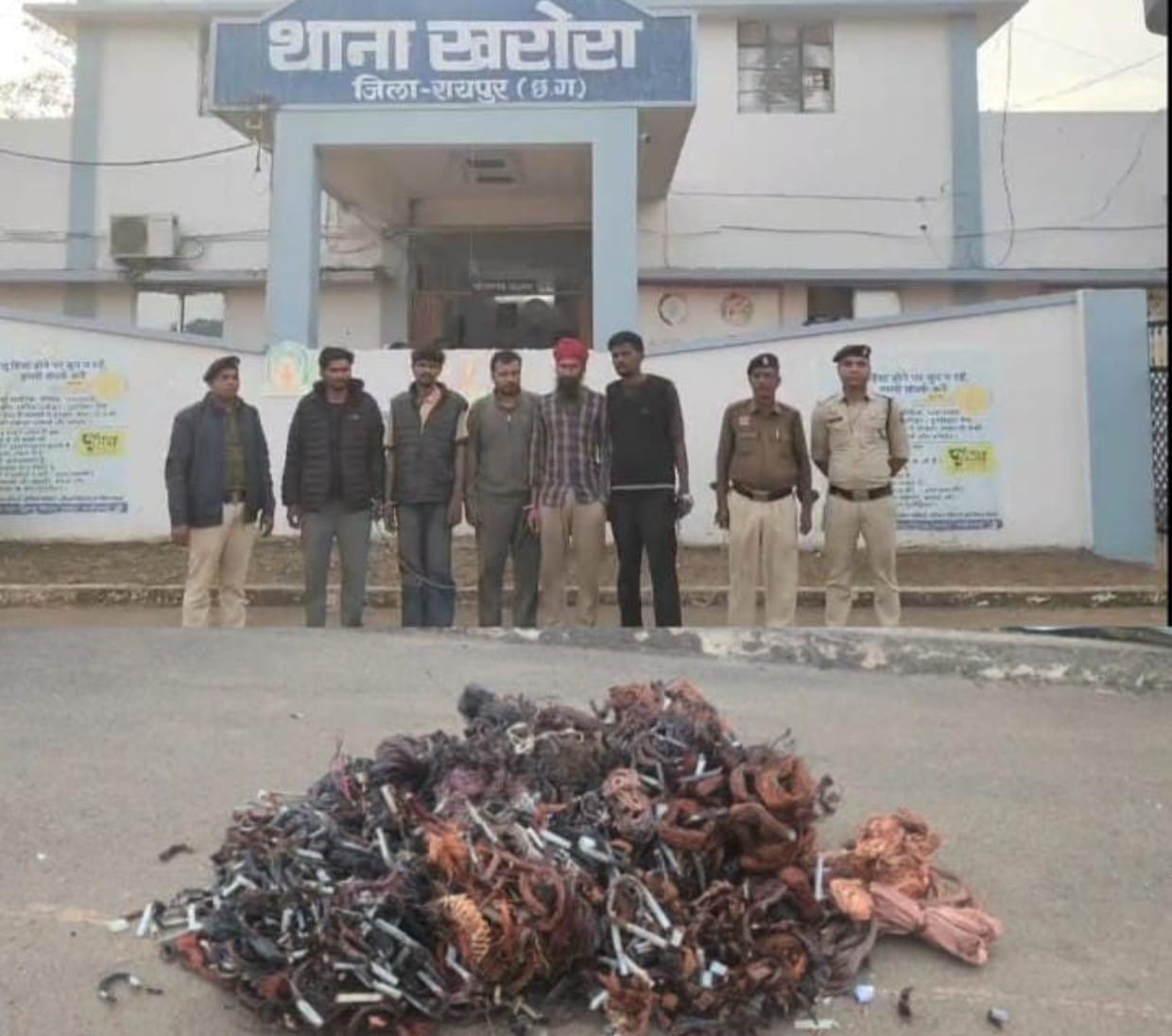 दिनांक:- 06/12/2025थाना खरोरा पुलिस द्वारा विद्युत केबल वायर (तांबा) चोरी करने वाले आरोपियों को किया गया गिरफ्तार अडानी पावर प्लांट रायखेड़ा की घटना आरोपियों के कब्जे से चोरी किये गये केबल वायर एवं घटना में प्रयुक्त आरी ब्लेड किया गया जप्त