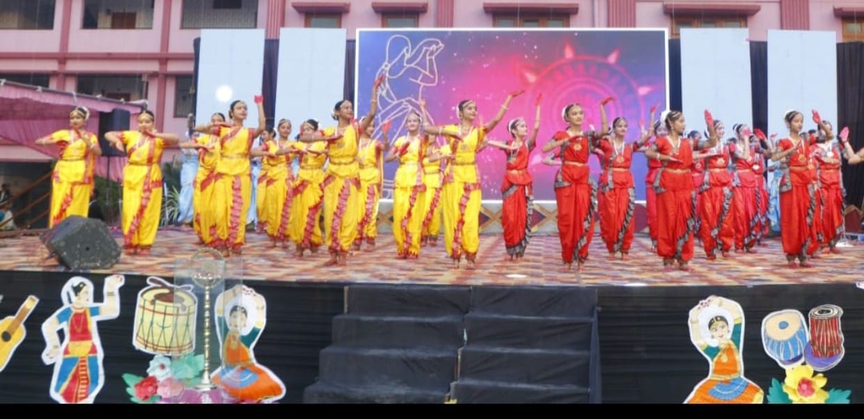 तेरेसियन अकादमी बोरियाखुर्द में वार्षिकोत्सव उत्साह से मनाया गया