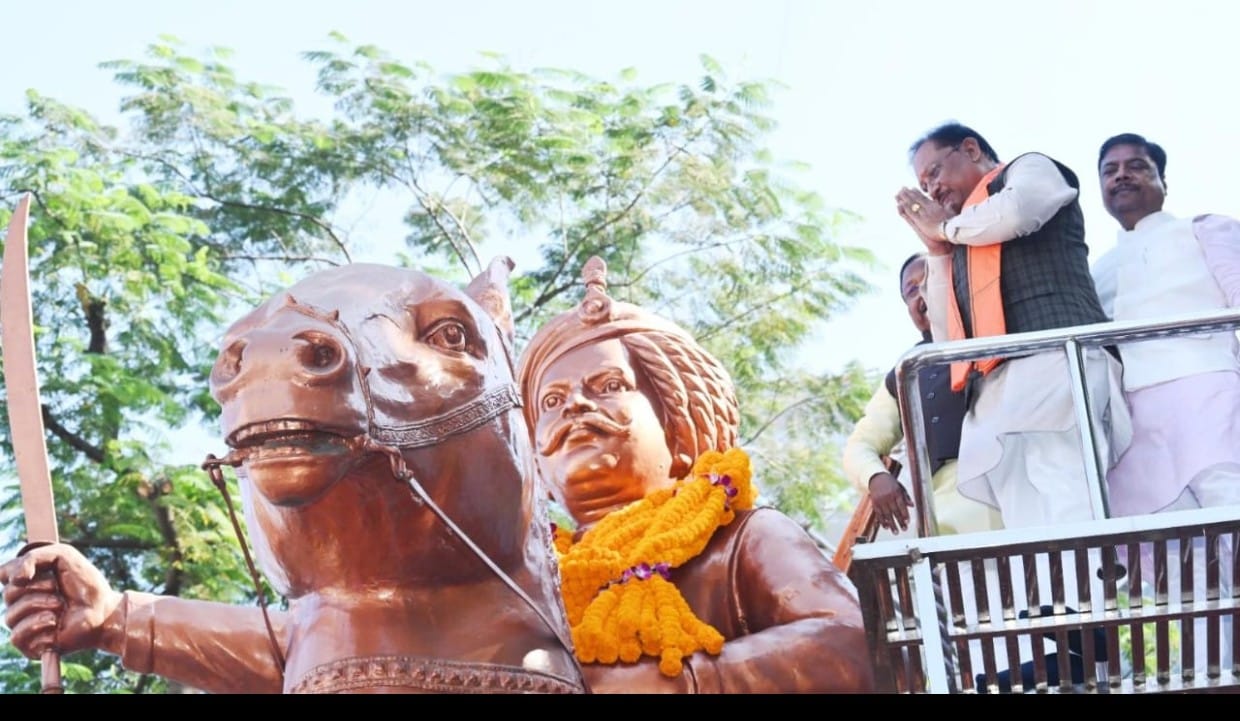 मुख्यमंत्री श्री विष्णुदेव साय ने जयस्तंभ चौक में किया शहीद वीर नारायण सिंह के त्याग और संघर्ष का स्मरण