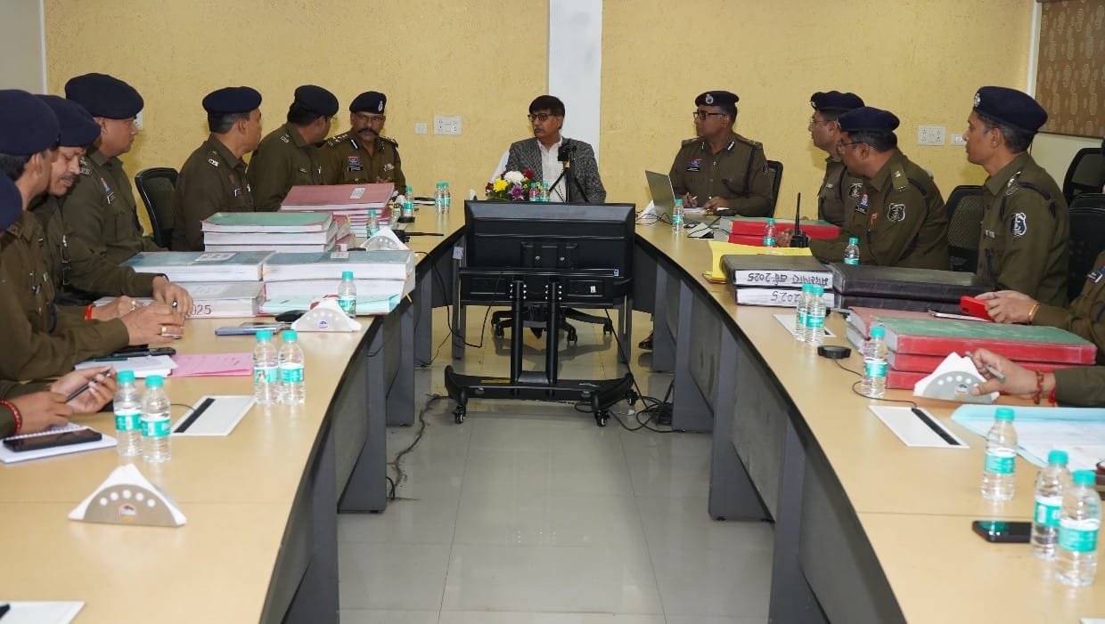 पुलिस महानिदेशक महोदय द्वारा रायपुर के पुलिस अधिकारियों की ली गई बैठक