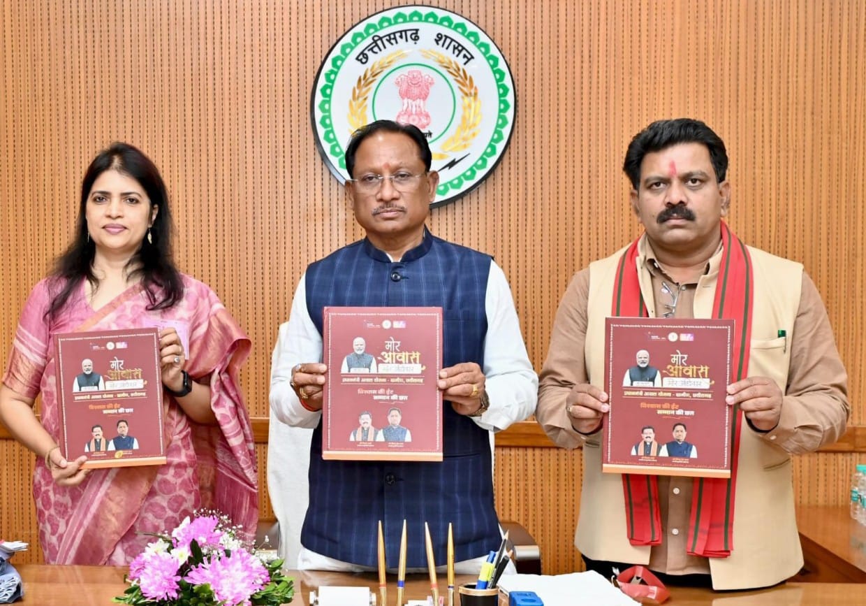 प्रधानमंत्री आवास योजना (ग्रामीण) में ऐतिहासिक उपलब्धि: मुख्यमंत्री श्री विष्णु देव साय ने कॉफी टेबल बुक का किया अनावरण महात्मा गांधी राष्ट्रीय ग्रामीण रोजगार गारंटी योजना (मनरेगा) के अंतर्गत 10,000 आजीविका डबरी निर्माण कार्यों का भी हुआ शुभारंभ
